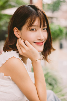 阳光中的裸女
